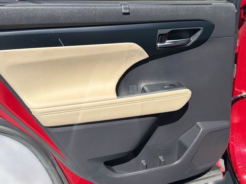 Used 2024 Toyota Highlander XLE image 24