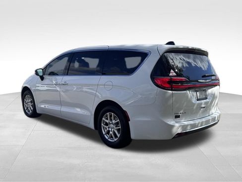 Used 2025 Chrysler Pacifica Select FWD image 5