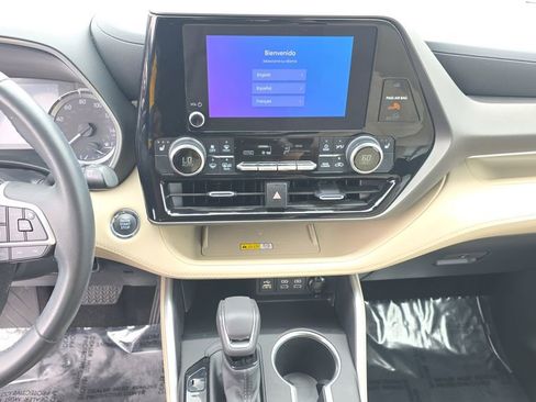 Used 2023 Toyota Highlander XLE FWD image 18