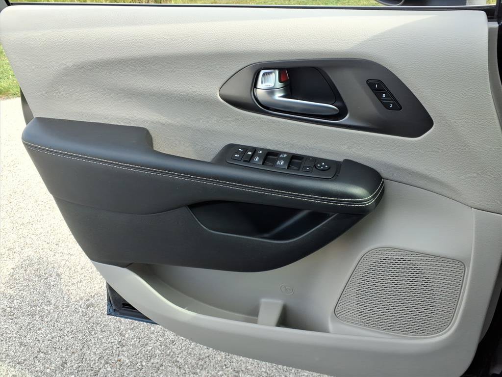 Used 2023 Chrysler Pacifica Touring-L FWD image 21
