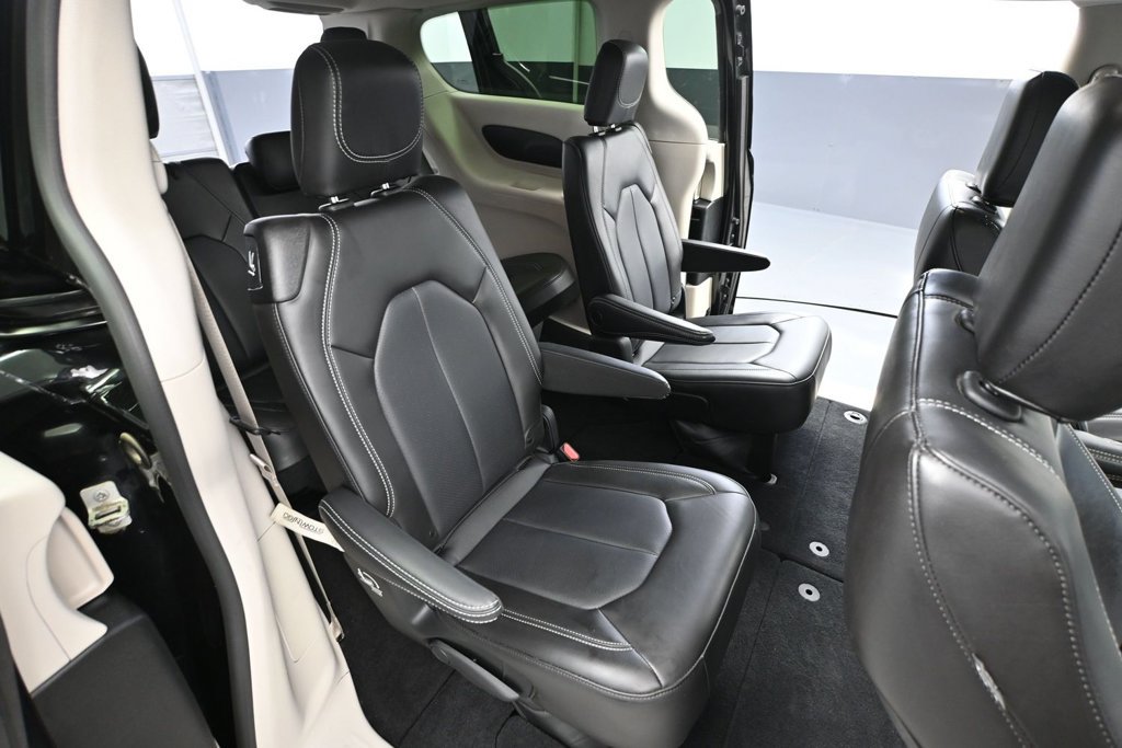 Used 2023 Chrysler Pacifica Touring-L AWD/4WD image 34