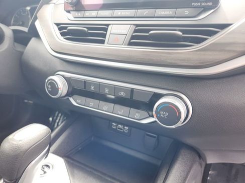 Used 2025 Nissan Altima 2.5 SV FWD image 12