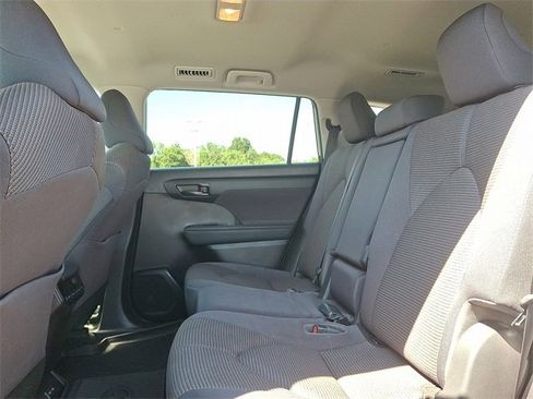 Used 2023 Toyota Highlander L image 10
