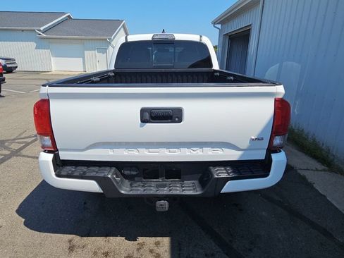Used 2017 Toyota Tacoma SR5 AWD/4WD image 7