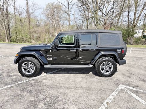 Used 2018 Jeep Wrangler Unlimited Sahara AWD/4WD image 8