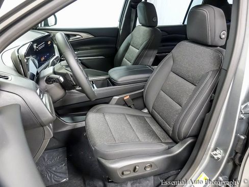 Used 2026 Chevrolet Traverse LT w/ Driver Confidence Package FWD image 9