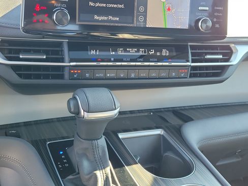 Used 2024 Toyota Sienna Limited image 27