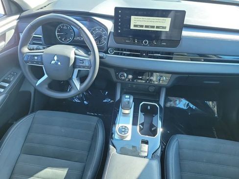 Used 2025 Mitsubishi Outlander SE image 17