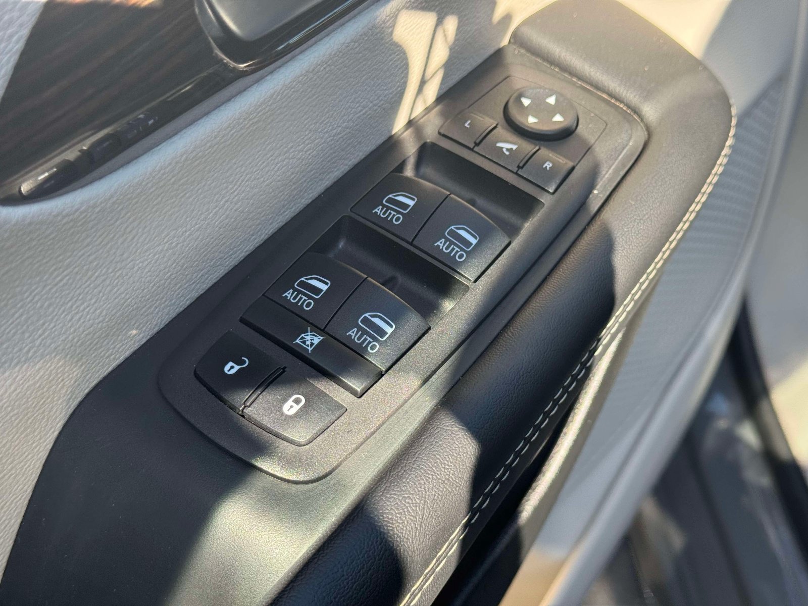 Used 2023 Chrysler Pacifica Limited FWD image 18