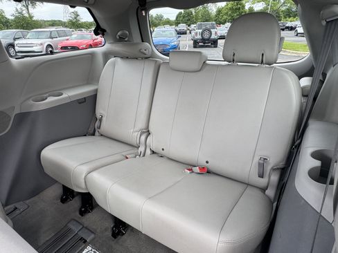 Used 2014 Toyota Sienna XLE w/ Entertainment Package FWD image 14