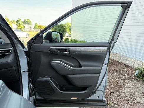 Used 2022 Toyota Highlander Platinum AWD/4WD image 32