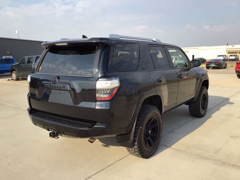 Used 2018 Toyota 4Runner SR5 AWD/4WD image 5