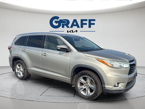 Used 2016 Toyota Highlander Limited Platinum w/ Four Season Floor Mat Package AWD/4WD image 16