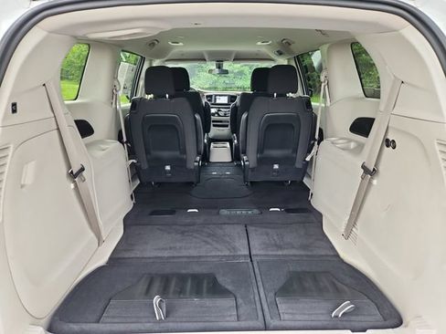 Used 2022 Chrysler Voyager LX FWD image 33