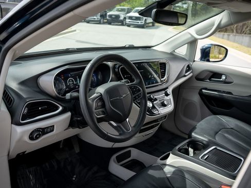 Used 2022 Chrysler Pacifica Touring-L FWD image 13