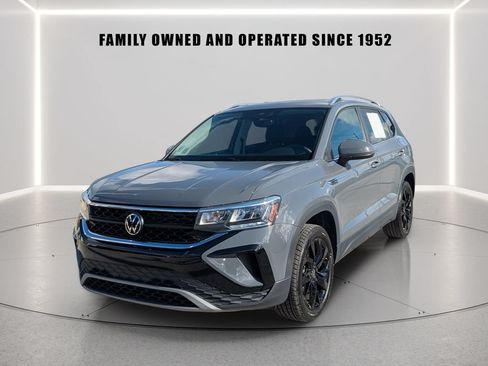 Certified 2023 Volkswagen Taos SE w/ Panoramic Sunroof Package FWD image 2