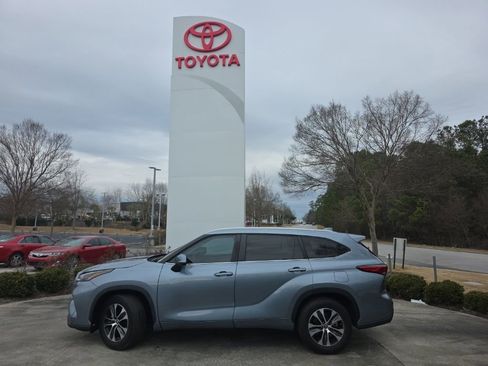 Used 2023 Toyota Highlander XLE image 2