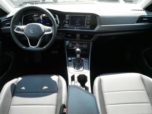 Used 2023 Volkswagen Jetta SE w/ Panoramic Sunroof Package FWD image 10