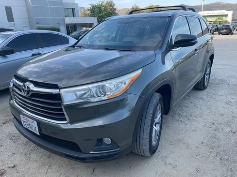 Used 2014 Toyota Highlander XLE FWD image 5