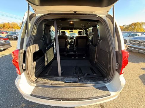 Used 2016 Dodge Grand Caravan SE image 13