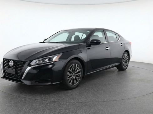 Used 2025 Nissan Altima 2.5 SV image 3