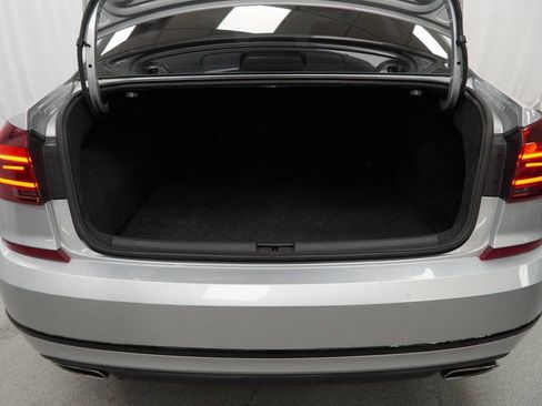 Used 2018 Volkswagen Passat 3.6 image 40