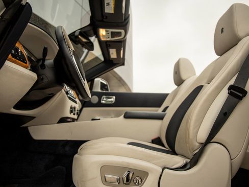 Used 2018 Rolls-Royce Dawn RWD image 27