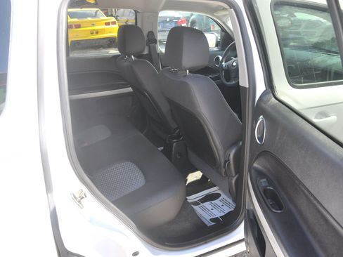 Used 2010 Chevrolet HHR LS image 21