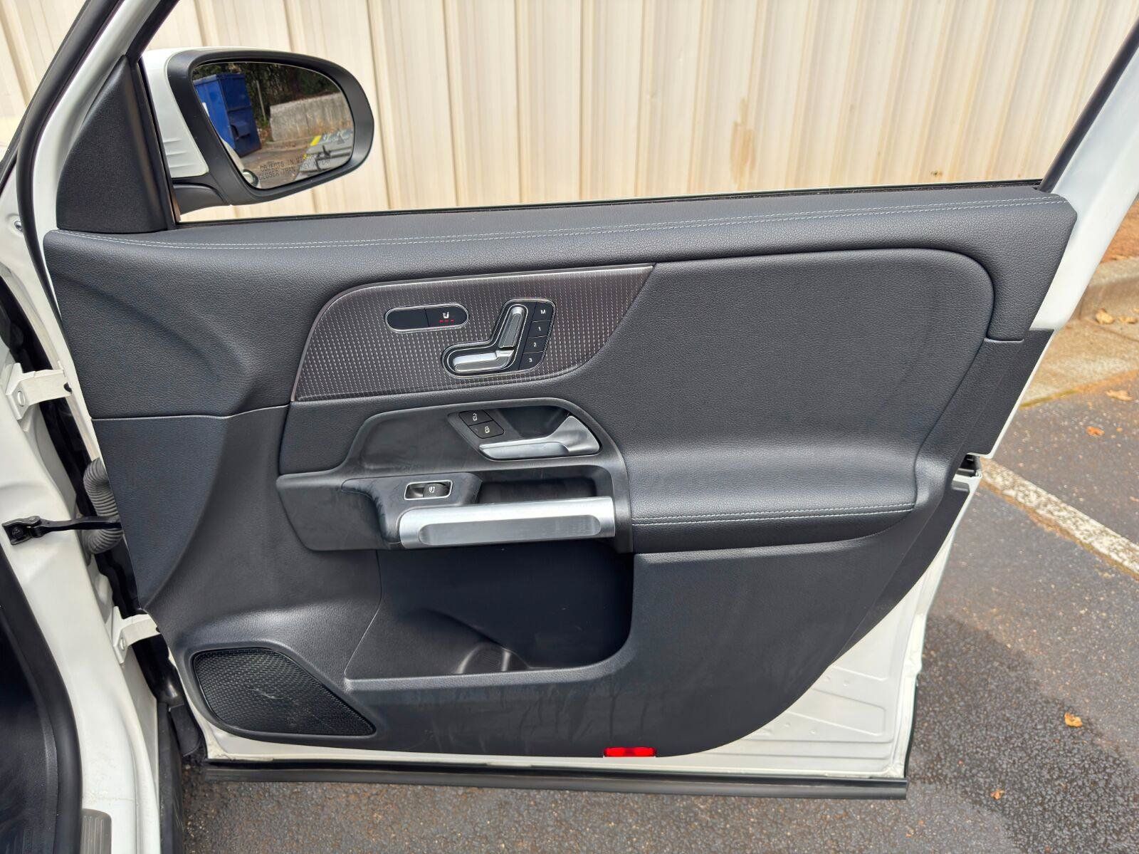 Used 2023 Mercedes-Benz EQB 300 4MATIC w/ Exclusive Package image 45