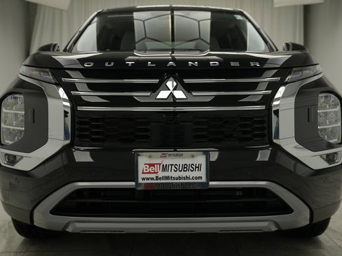 New 2025 Mitsubishi Outlander SE image 3