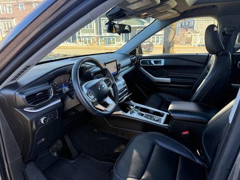 Used 2022 Ford Explorer XLT w/ Equipment Group 202A image 3