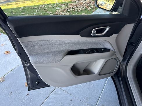 Used 2022 Jeep Compass Latitude w/ Sun and Sound Group image 16