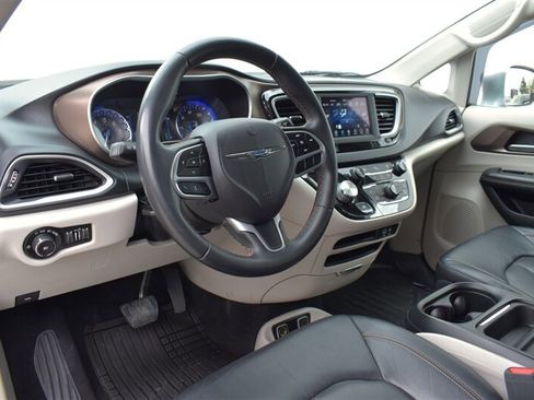 Used 2018 Chrysler Pacifica Touring-L FWD image 3