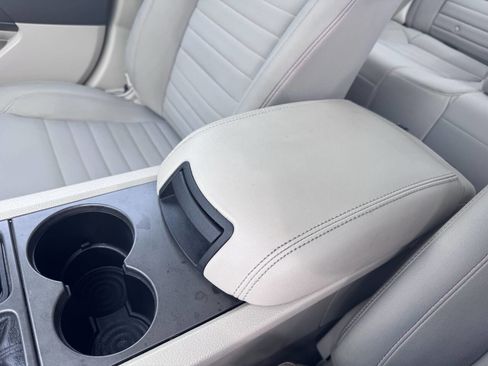 Used 2011 Ford Taurus SE image 26