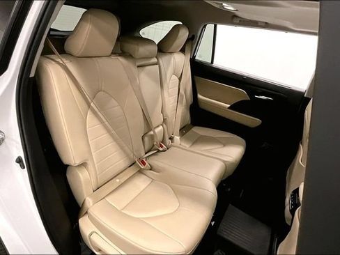 Used 2024 Toyota Highlander XLE AWD/4WD image 26