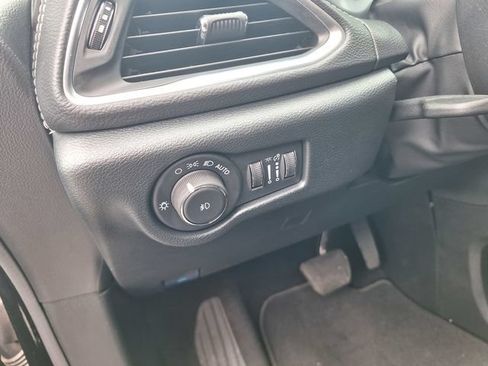 Used 2026 Chrysler Pacifica Limited FWD image 20