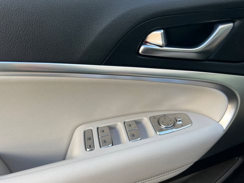 Used 2025 Genesis G70 2.5T image 12