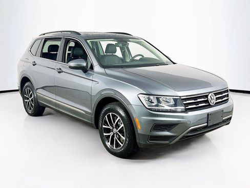 Certified 2021 Volkswagen Tiguan SE w/ Panoramic Sunroof Package AWD/4WD image 3