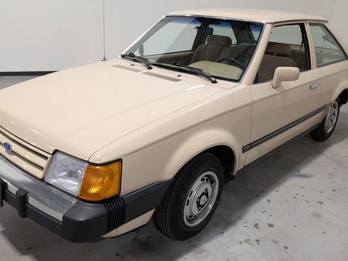 Used 1987 Ford Escort GL FWD image 2