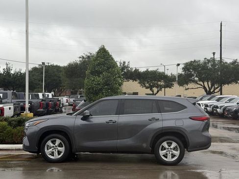 Used 2023 Toyota Highlander LE FWD image 4