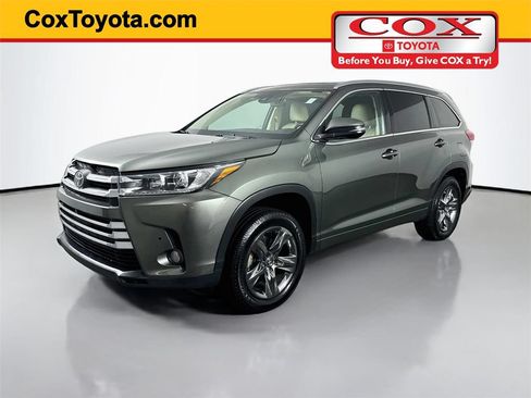 Used 2017 Toyota Highlander Limited Platinum FWD image 1