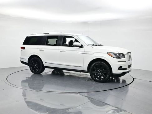 Used 2024 Lincoln Navigator Reserve image 3