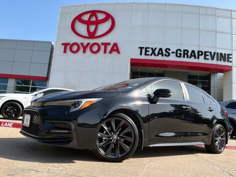 Used 2025 Toyota Corolla SE FWD image 2