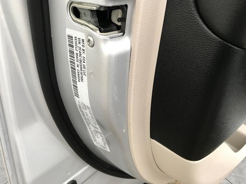 Used 2024 Chrysler Pacifica Touring-L image 35