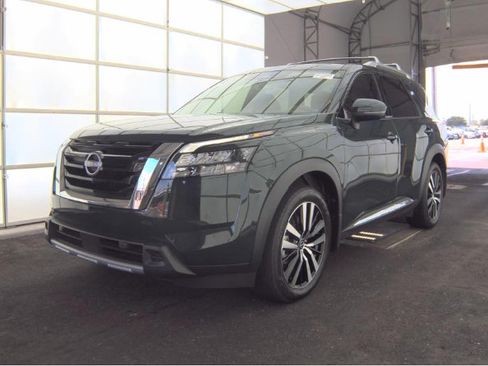 Used 2025 Nissan Pathfinder Platinum FWD image 3