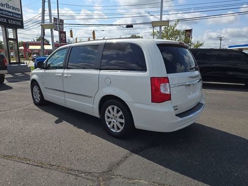Used 2013 Chrysler Town & Country Touring FWD image 6
