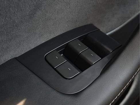 Used 2024 Tesla Model Y Performance AWD/4WD image 18