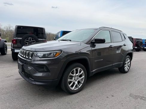 Used 2023 Jeep Compass Latitude w/ Sun and Sound Group AWD/4WD image 7
