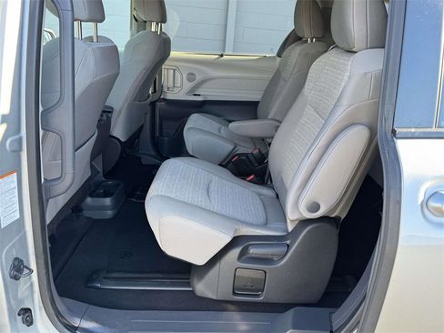 Used 2024 Toyota Sienna LE image 17