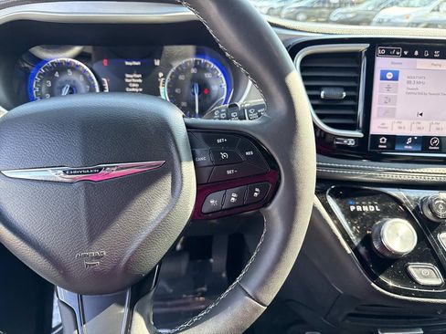Used 2024 Chrysler Pacifica Touring image 31